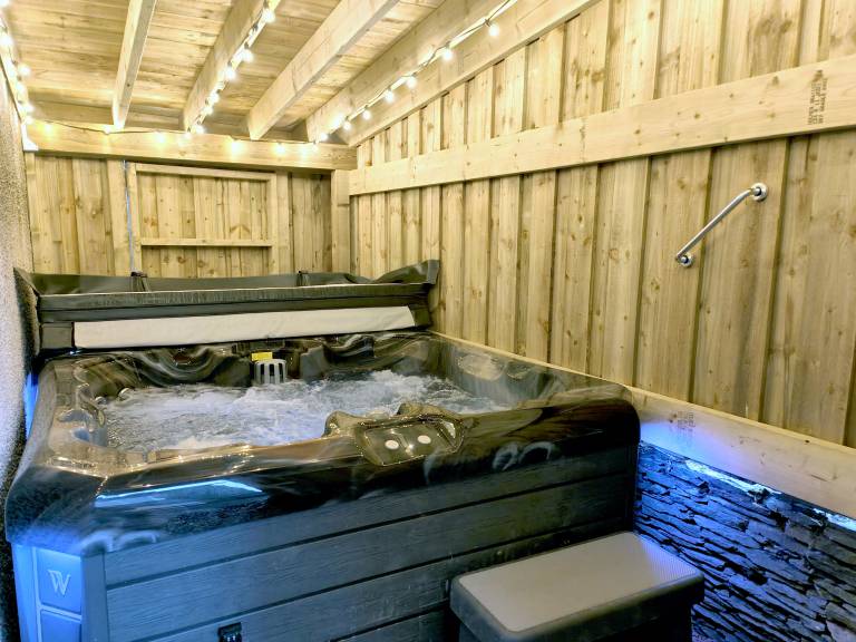 Family-friendly cottage with hot tub & yard | Pets allowed — photo 4