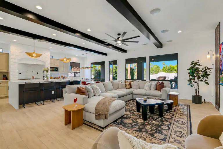 Family-friendly vacation home with private pool | Pets are welcome — photo 2