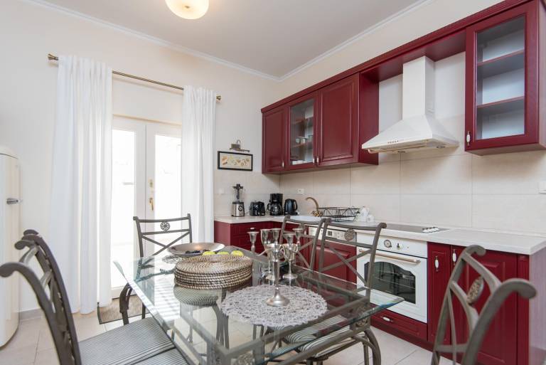 Fully equipped spacious villa with yard, BBQ & patio | Mountain view | Beach nearby | Dogs allowed — photo 3