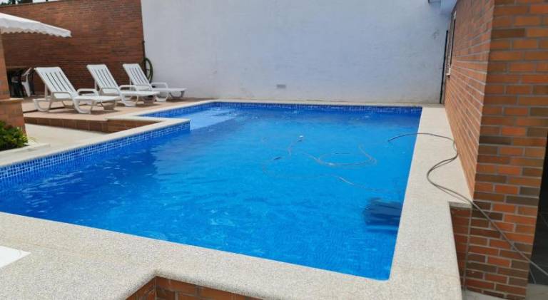 House with pool — photo 4