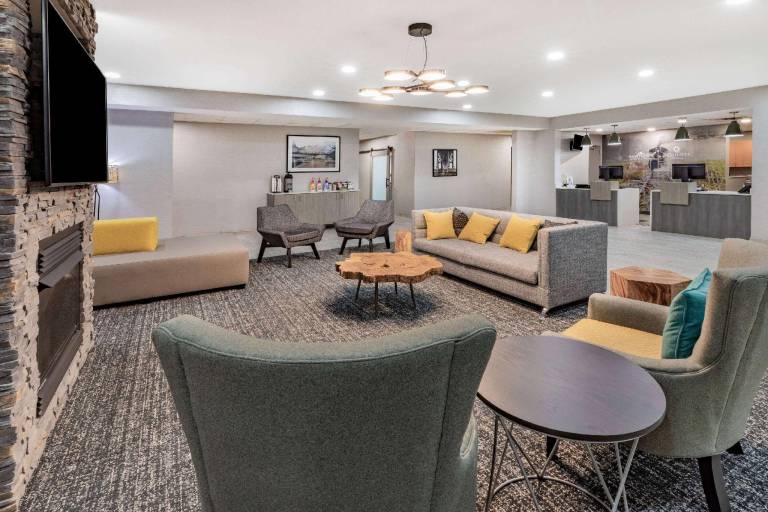 La Quinta Inn & Suites by Wyndham Ardmore — photo 2