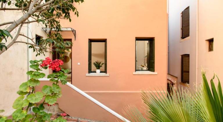 Apartment with barbeque, hot tub & patio — photo 5