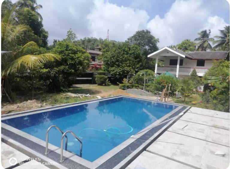 Beautiful bungalow with terrace, pool & barbecue | Pets allowed in Ahangama