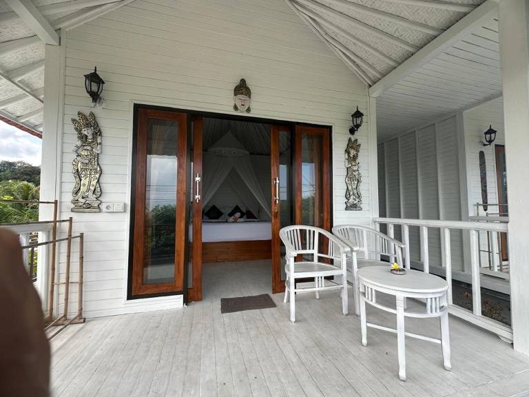 Bungalow with terrace, garden & pool — photo 2