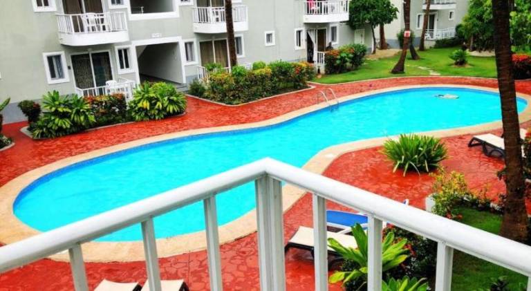 Serviced apartment with pool, patio & garden — photo 4