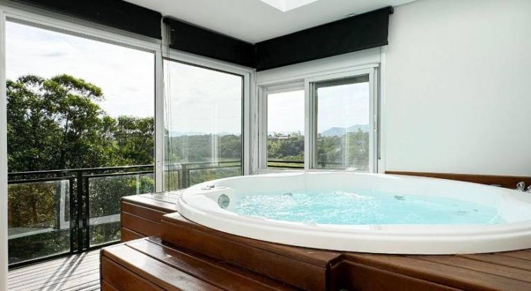Vacation home with pool — photo 4