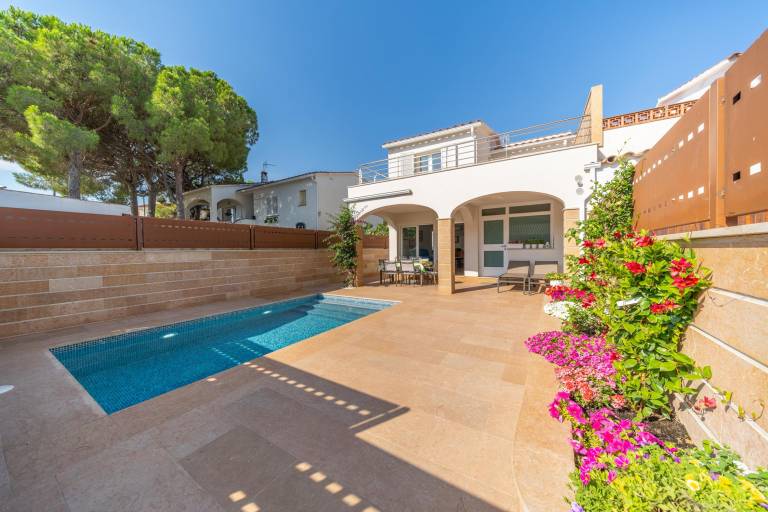 Villa with terrace, private pool & yard | Close to the beach | Pet-friendly — photo 2