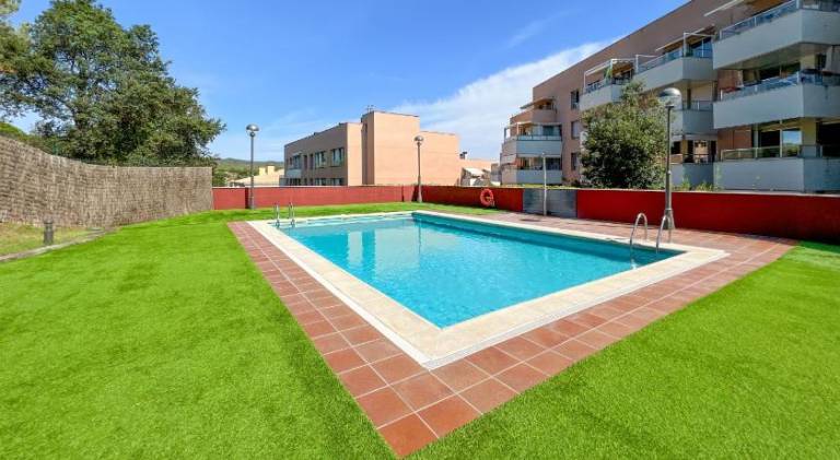 Rental apartment with yard, pool & terrace — photo 4