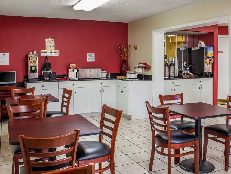 Econo Lodge Research Triangle Park — photo 3
