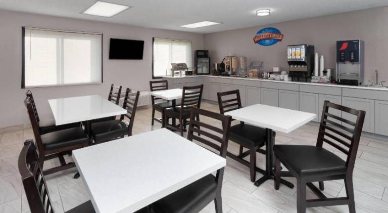 Baymont by Wyndham Oshkosh Airport — photo 4