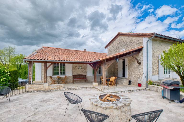 Charming Stone House with Pool and Enclosed Garden : A Haven of Comfort and Serenity — photo 2