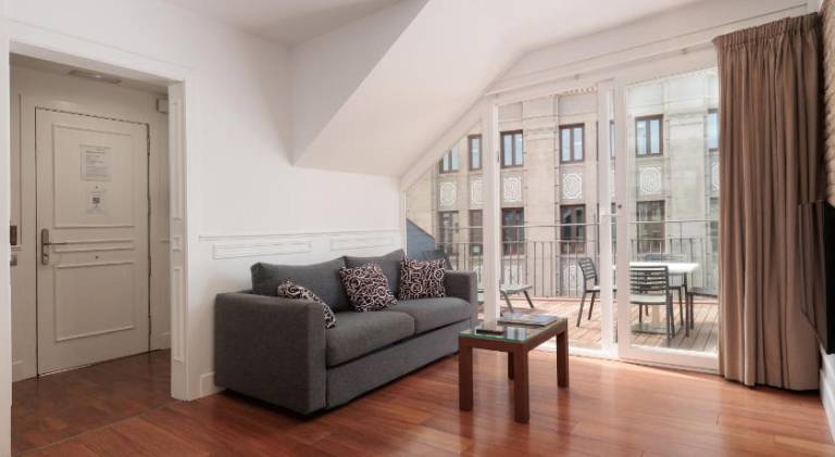 Rental apartment with patio | Near Plaça de Catalunya | Pets are welcome — photo 2
