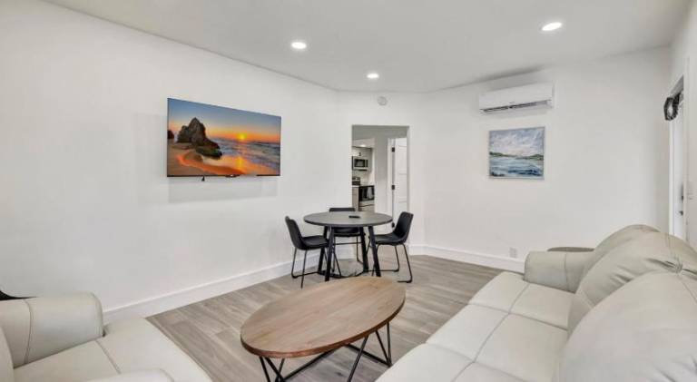 Banyan St 2BR 1BA off Las Olas Steps to Beach 1 — photo 2