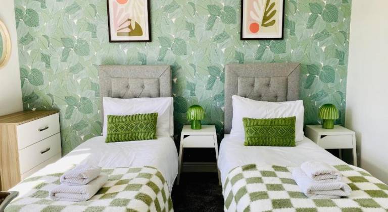 Big holiday apartment | Dogs allowed in Brighouse