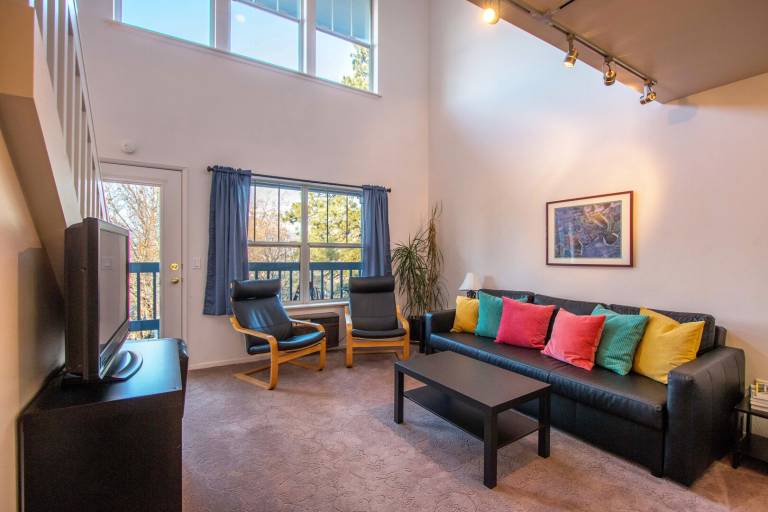 Family-friendly charming condo with patio | Pets allowed — photo 2