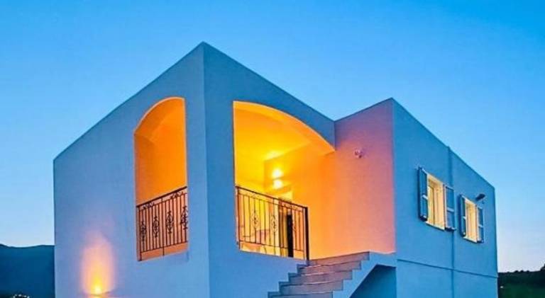 Villa with yard & patio in Chania