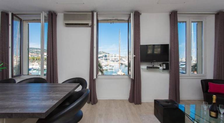 Holiday apartment with 2 rooms for 4 persons in Cannes