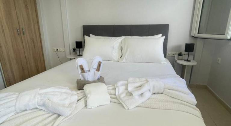 Holiday apartment with garden & terrace in Vari-Voula-Vouliagmeni