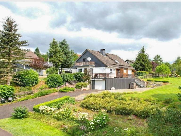 Freistehende Villa mit umliegendem Garten