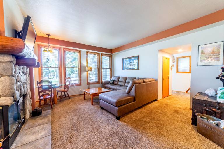 Condo with hot tub | Mountain view — photo 3