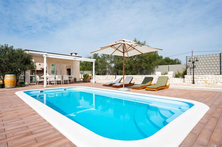 Pleasant villa with pool, barbeque & yard | Pool view | Pets allowed in Okrug