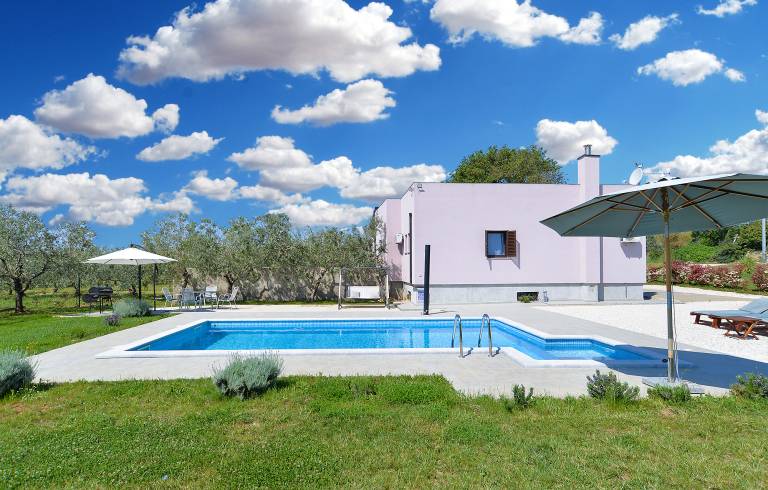 Children-friendly beautiful vacation home with pool, barbeque & terrace | Sea view | Pets are welcome in Medulin
