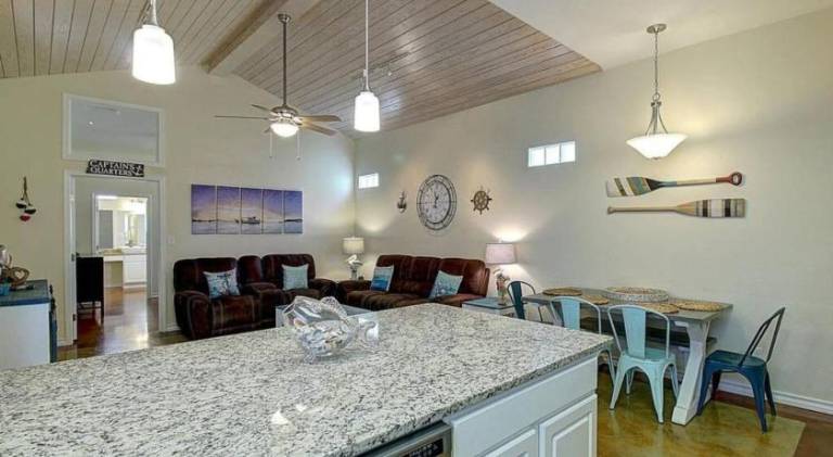 The Blue Pelican by AvantStay Pirates Bay Retreat 2 Shared Lagoon Pools 3 Blocks to Beach — photo 4