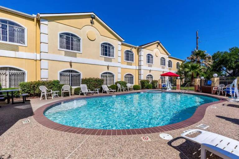 CasaBlanca Inn & Suites — photo 5