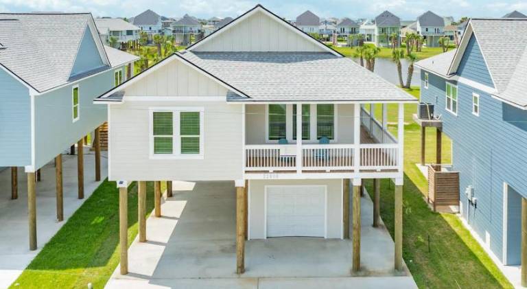 Vacation home with pool | Next to the beach | Dogs allowed in Galveston, TX