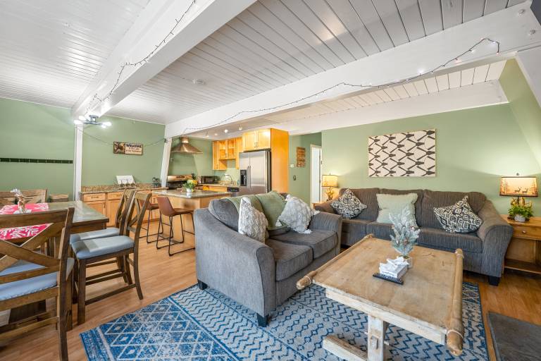 Vacation home with patio & barbeque — photo 4
