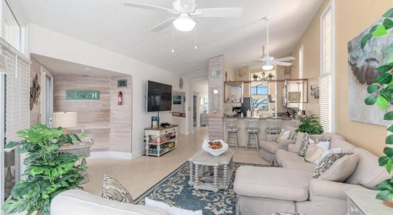 House with pool & jacuzzi | Pets are welcome — photo 2