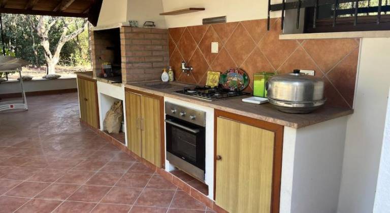 Villa with BBQ, patio & yard — photo 4