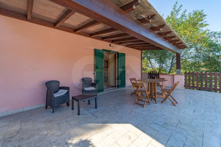 Apartment with barbeque & patio — photo 3