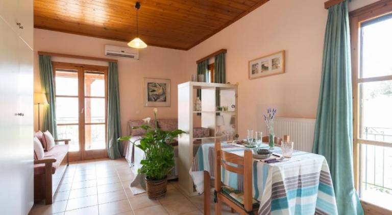 Rental apartment with yard, patio & grill in Pylos-Nestoras