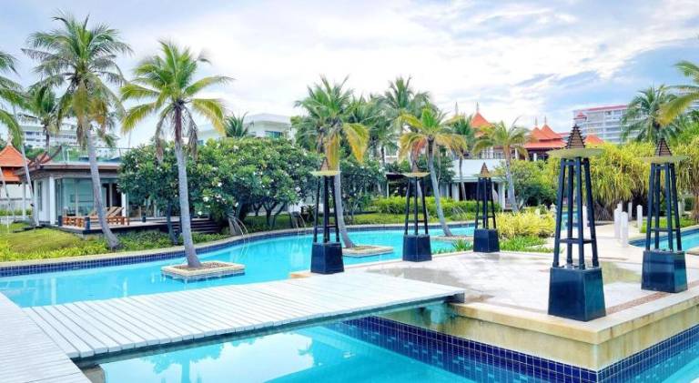 Vacation home with pool — photo 4