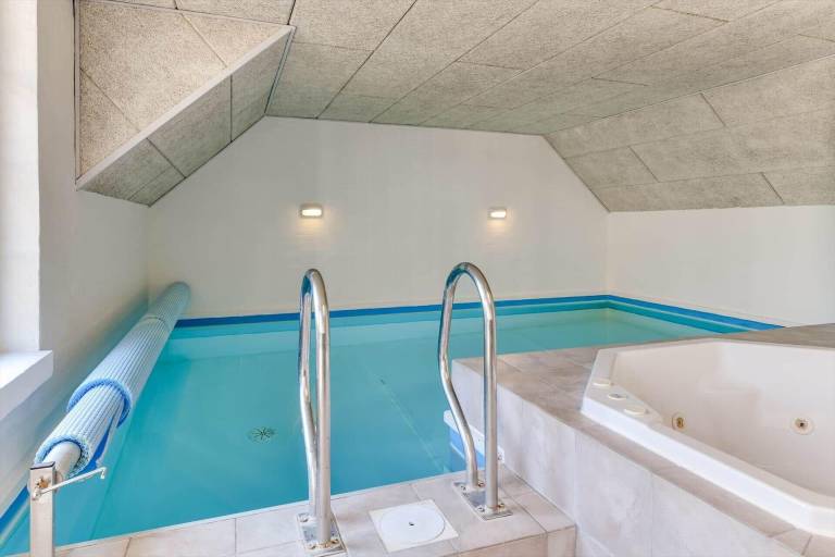 Vacation home with jacuzzi, terrace & grill — photo 3