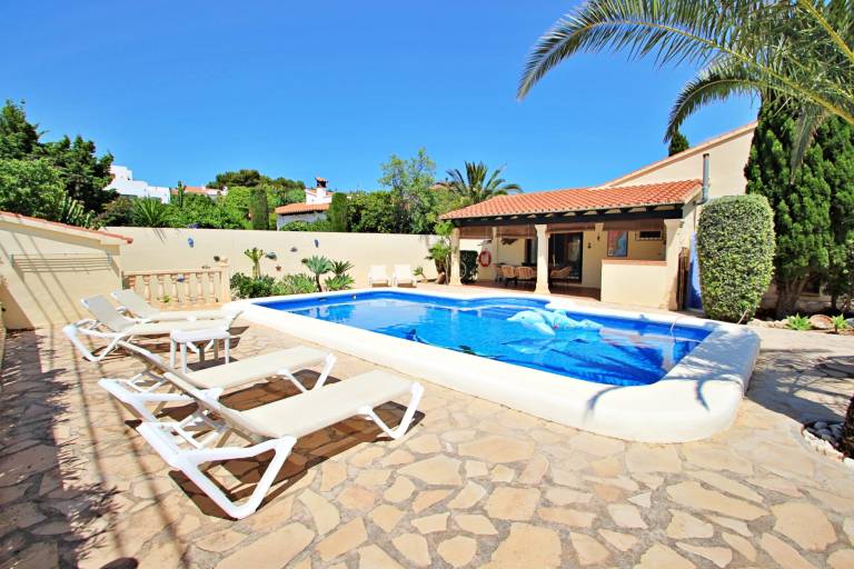 Villa with patio, yard & grill — photo 5