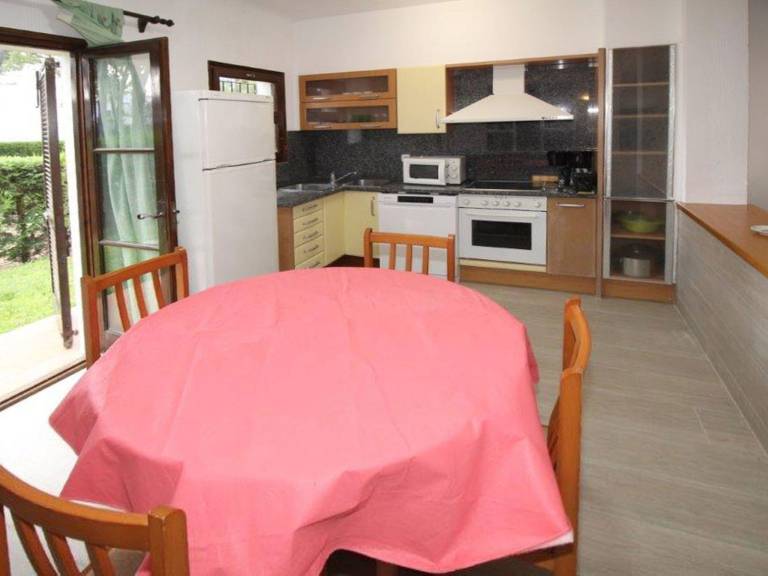 Vacation home with grill, patio & pool | Close to the beach | Pets are welcome — photo 3