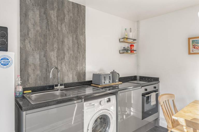Apt 2: Spacious Comfortable apartment - ShireStays — photo 5