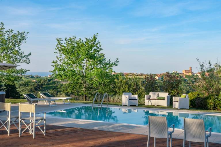 Villa with private pool, BBQ & yard — photo 3