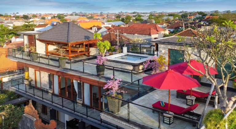 Winy Estate - Luxury Villa with Rooftop Jacuzzi in Canggu