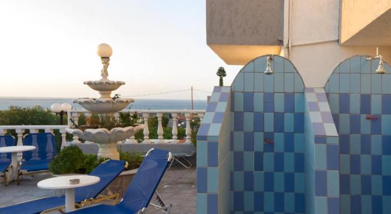 Serviced apartment with patio, yard & pool — photo 4