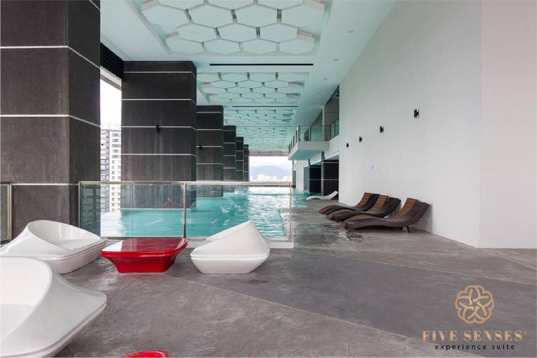 Serviced apartment with patio, private pool & yard — photo 5