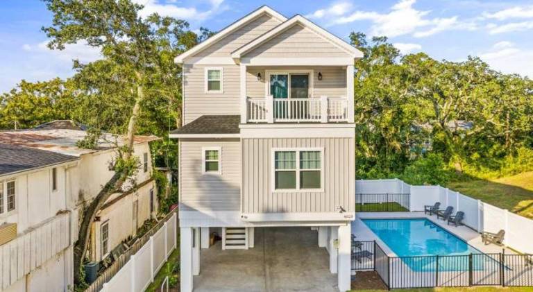 Vacation home with pool | Beach nearby | Pets are welcome in Myrtle Beach, SC