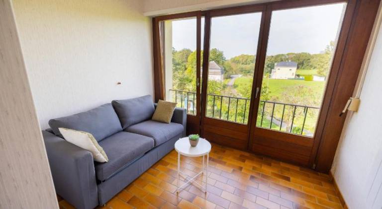 Serviced apartment with yard & patio — photo 2