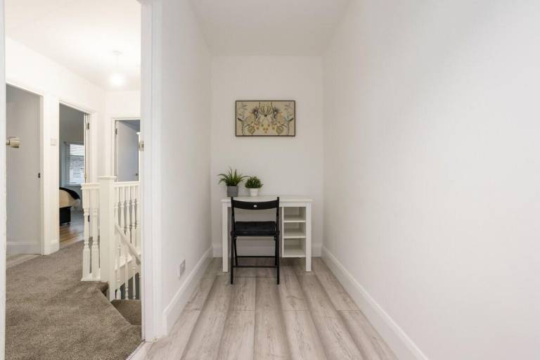 Modern 5-Bedroom Near Heathrow Airport Sleeps 10 — photo 4