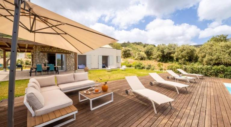 Villa with pool — photo 4