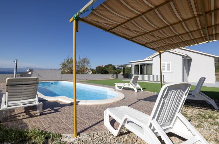 Family-oriented nice house with private pool, barbeque & terrace | Garden view | Pet-friendly — photo 3