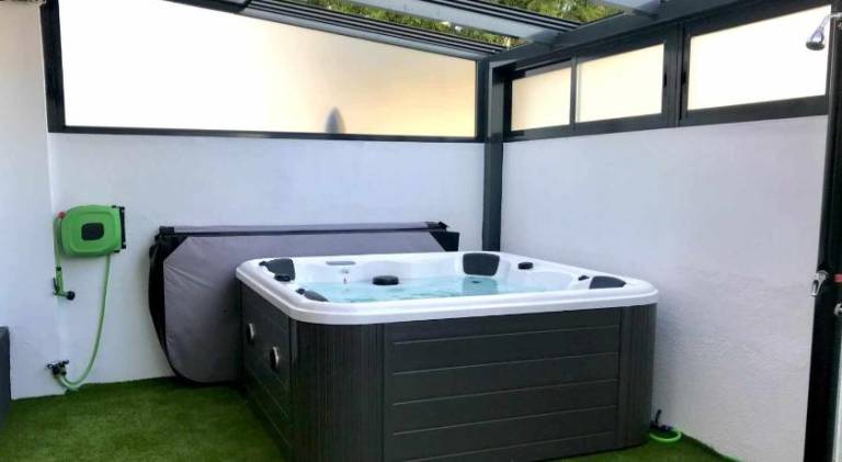 Chalet with hot tub | Dogs allowed — photo 5