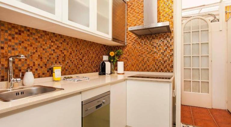 Family-friendly holiday apartment with patio | Next to Casa Milà | Suitable for remote work | Pets allowed — photo 3